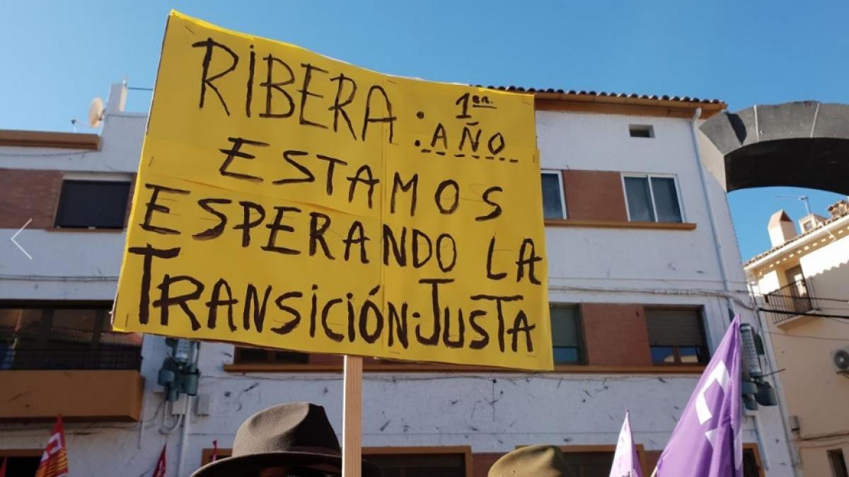 Uno de los muchos carteles que pudieron verse en la mani que hace un ao recorri Andorra contra el cierre de la central