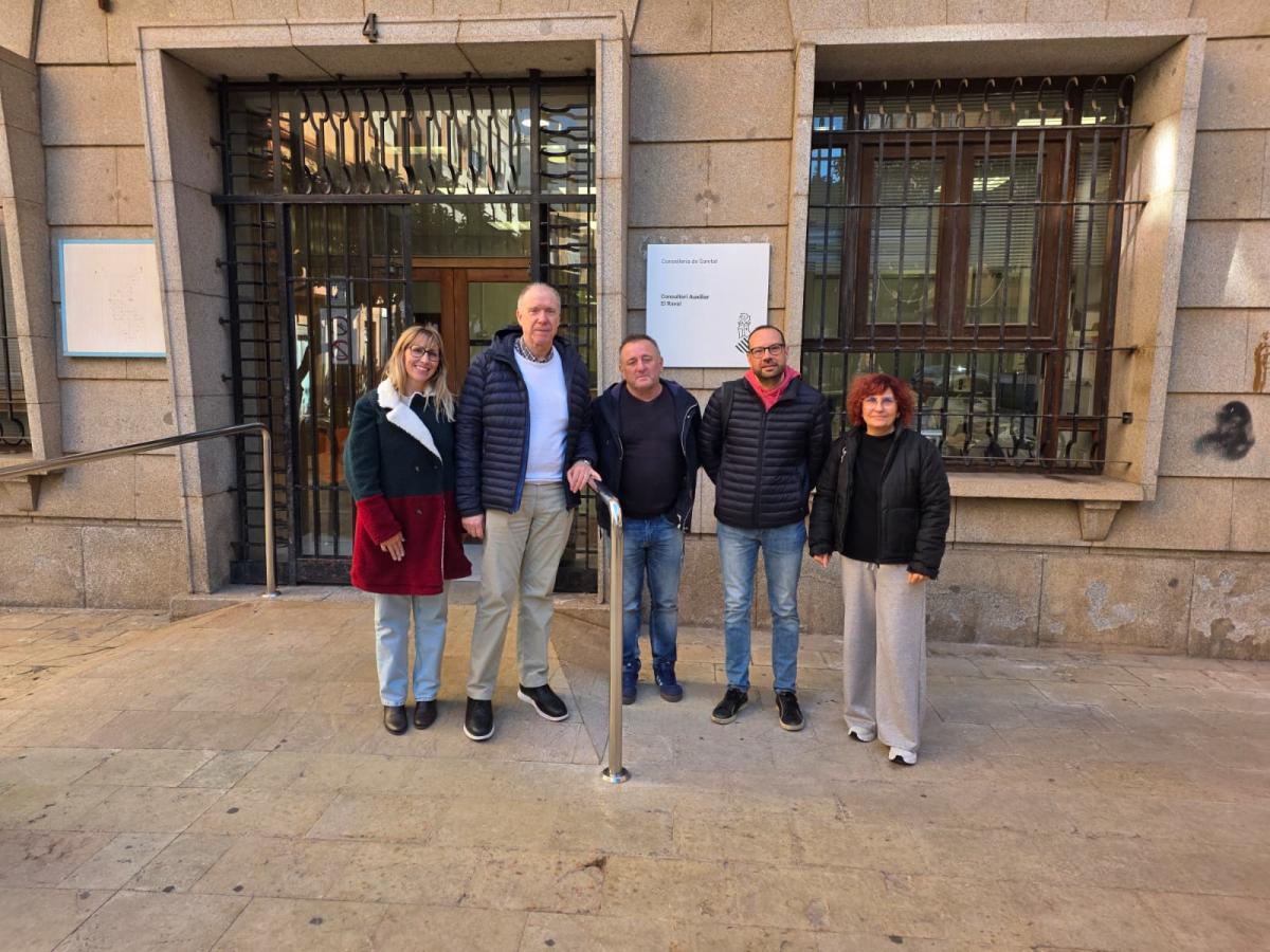 Representantes sindicales y vecinales a las puertas del consultorio