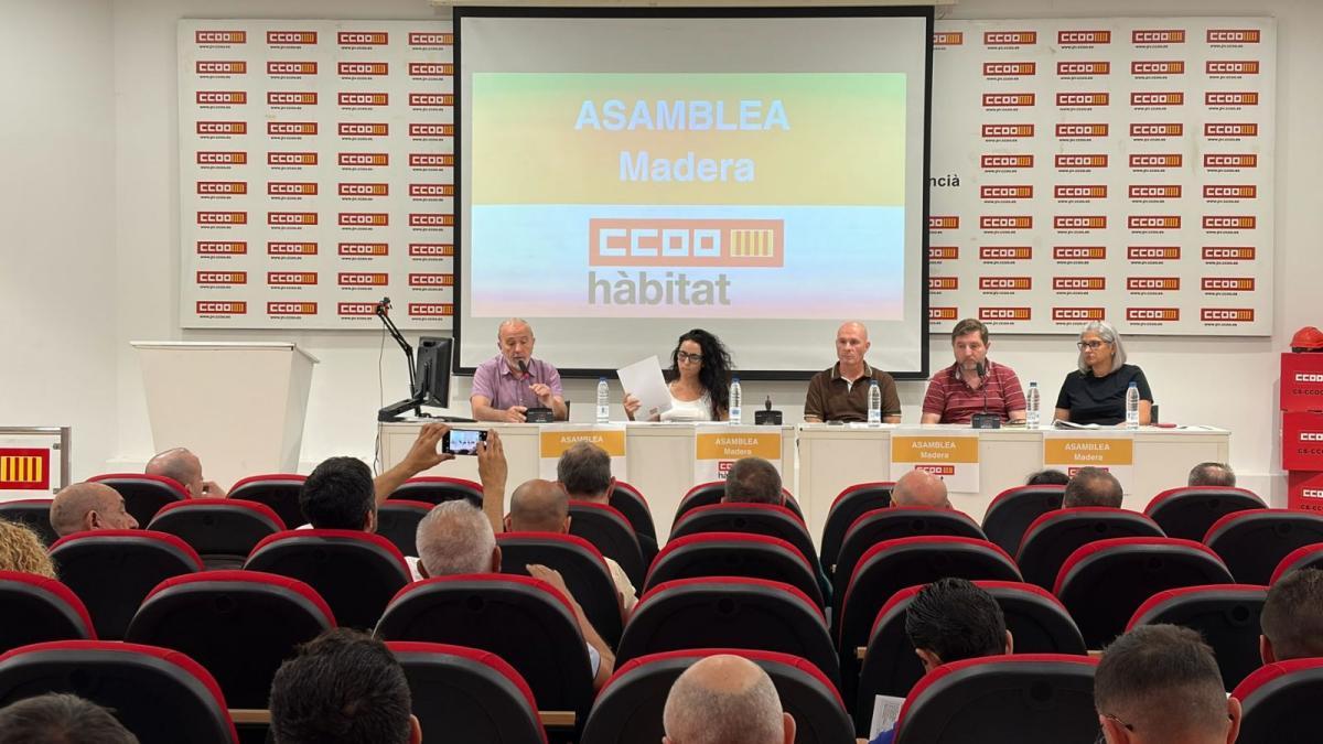 Assemblea informativa amb delegats i delegades del sector de la fusta, fusteria, moble i afins.