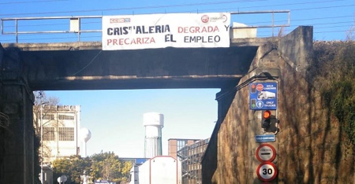 Pancarta en uno de los accesos a la factora