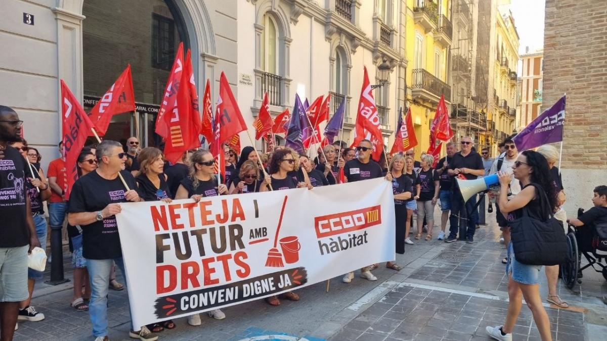 Concentración ante la sede de la CEV CV de Valencia