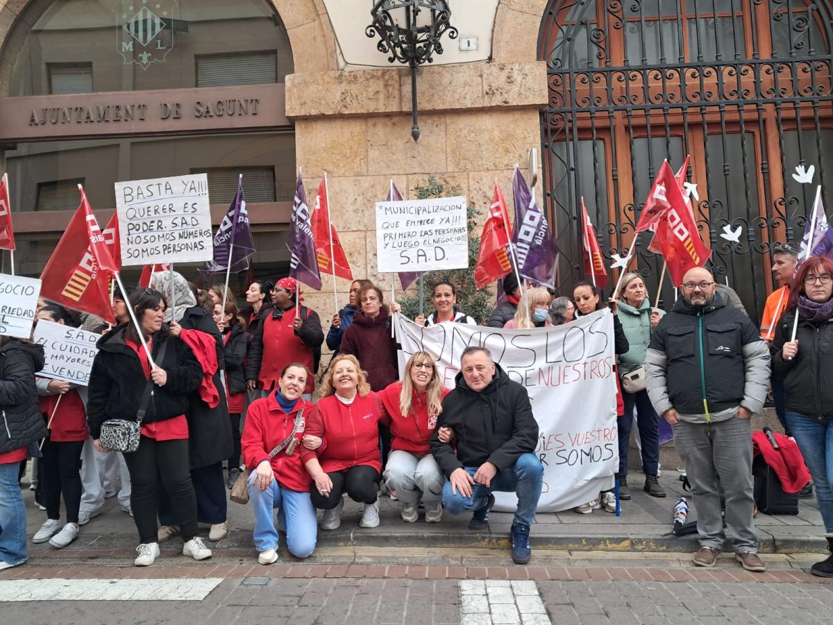 Concentració de la plantilla del SAD davant l'Ajuntament de Sagunt