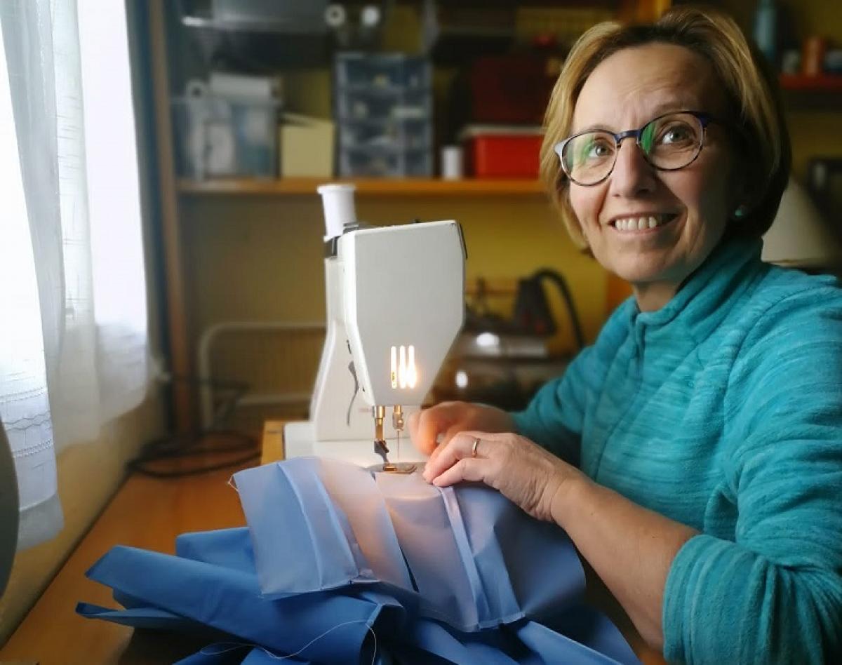 Ante la escasez de material sanitario, una aparadora de Alicante cose mascarillas quirrgicas desde su casa