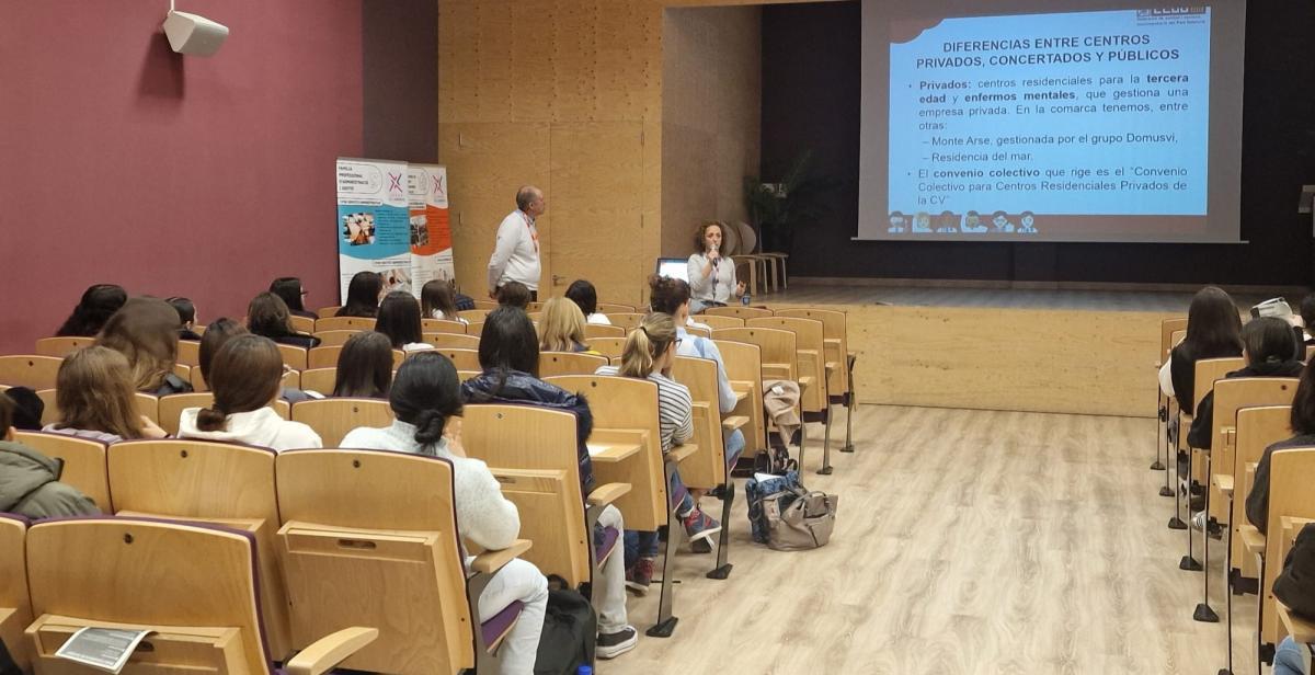 Jornada formativa en l'institut La Laboral sobre eixides professionals en els sectors sanitaris i sociosanitaris.