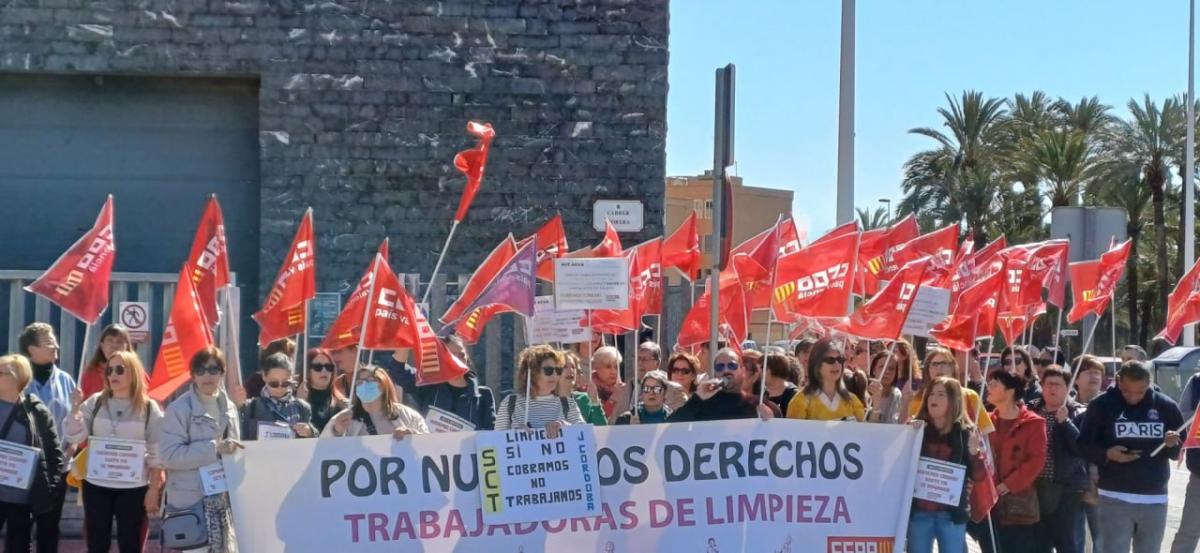 Concentracin de las trabajadoras de limpieza ante los Juzgados de Elche.