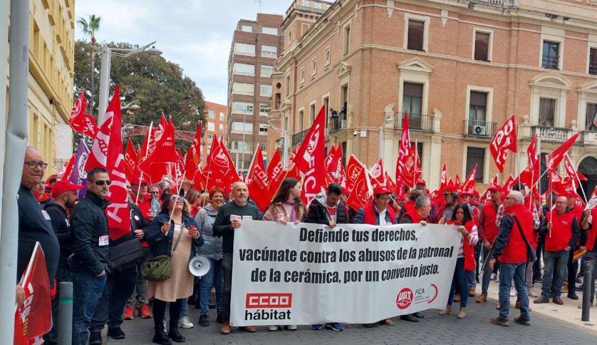Manifestación en Castellón por un convenio justo del azulejo.