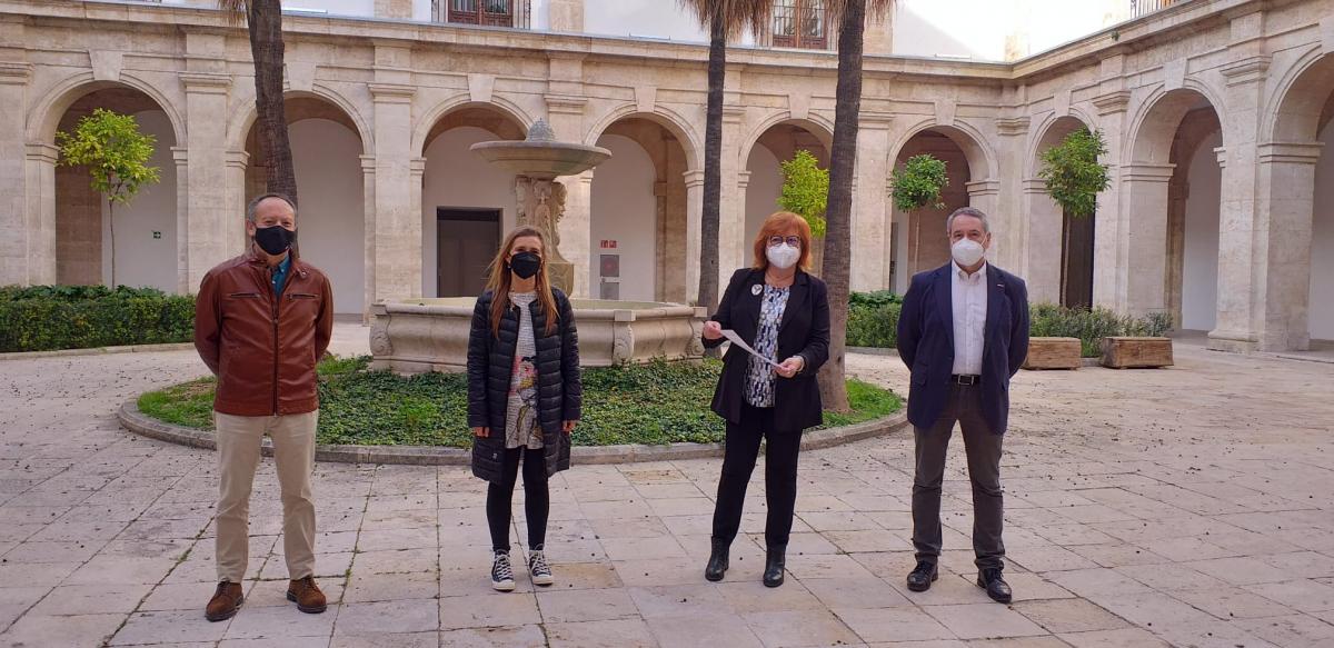 Els secretaris generals de CCOO PV i UGT-PV i la presidenta de la CEV fan entrega de la carta a la delegada del Govern