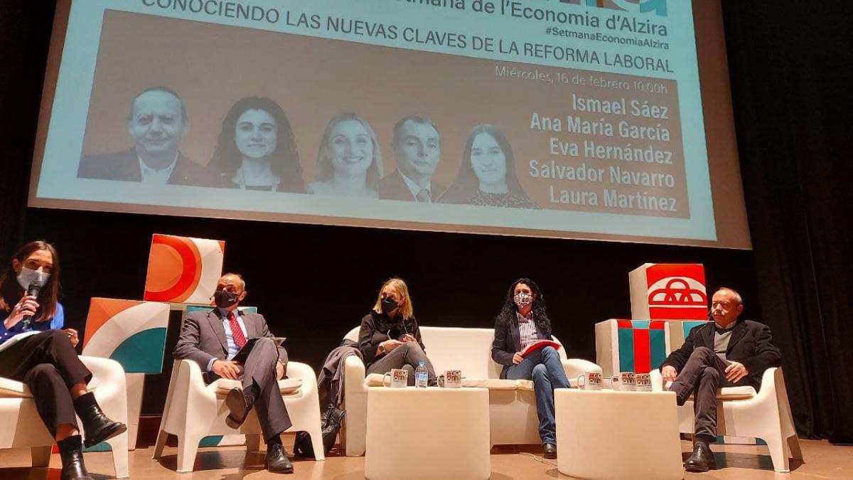 Participants en la taula redona sobre la reforma laboral. Des de l'esquerra, la periodista Laura Martnez; el president de la CEV, Salvador Navarro; la directora general de Planificaci i Serveis de LABORA, Eva Hernndez; la secretria general de CCOO PV, Ana Garca; i el secretari general d'UGT PV, Ismael Sez.