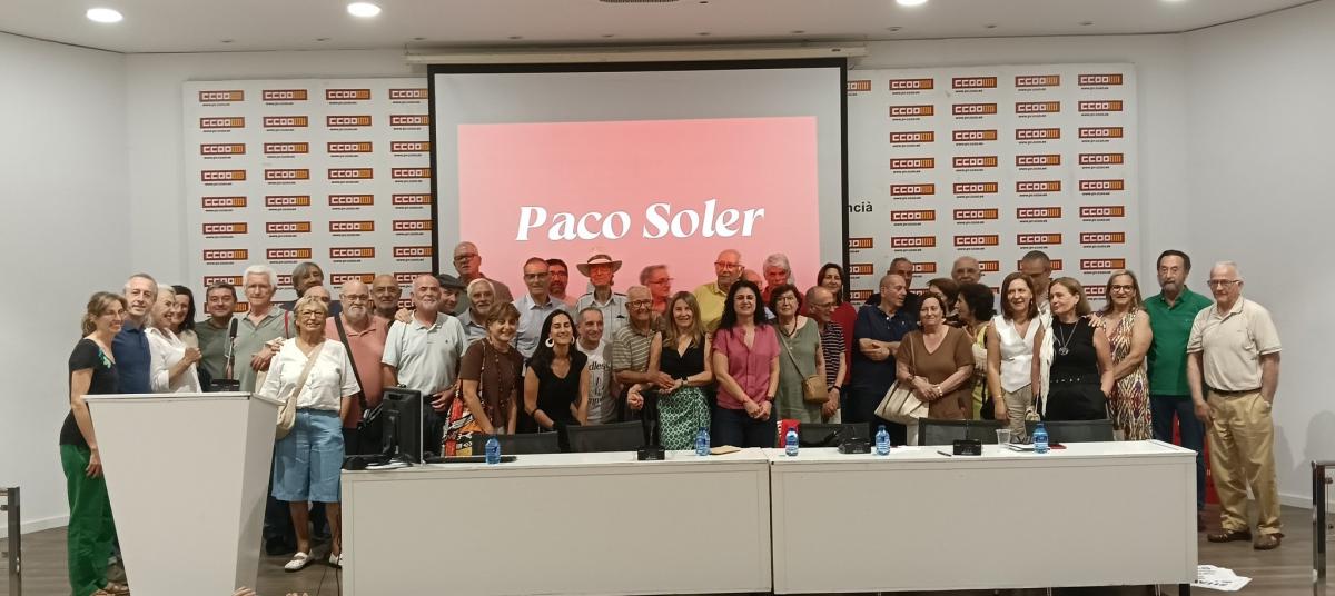 Foto de família a l'acte d'homenatge a Paco Soler