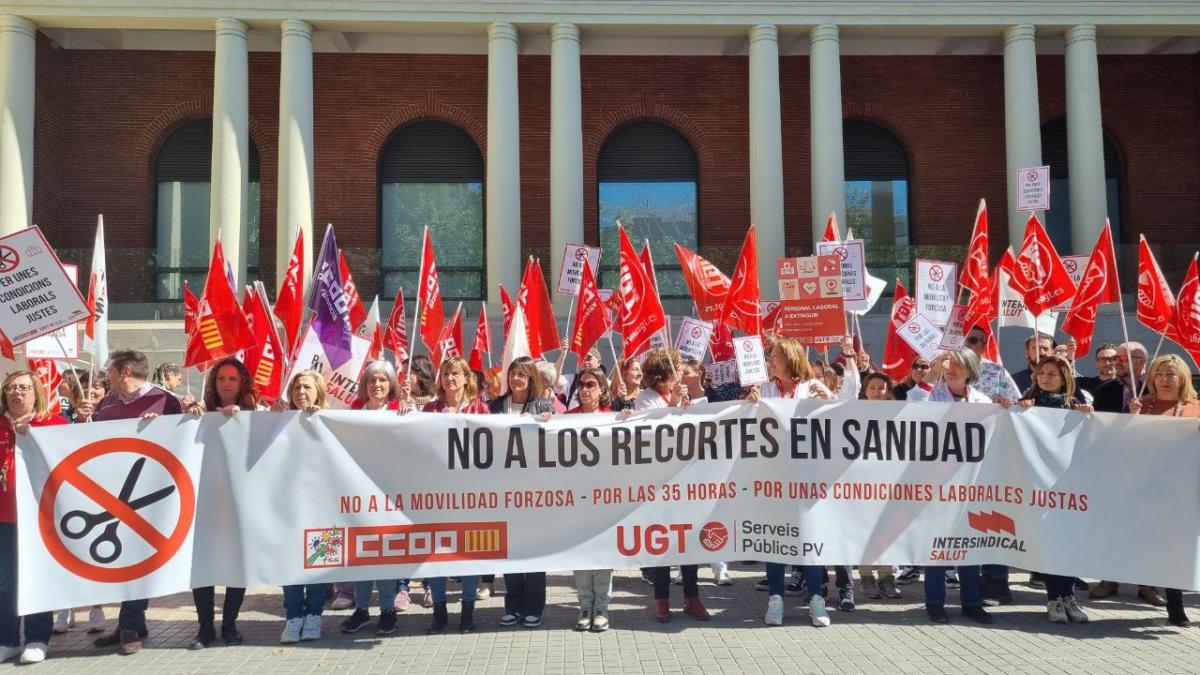 Concentracin a las puertas del Hospital Clnico de Valencia.