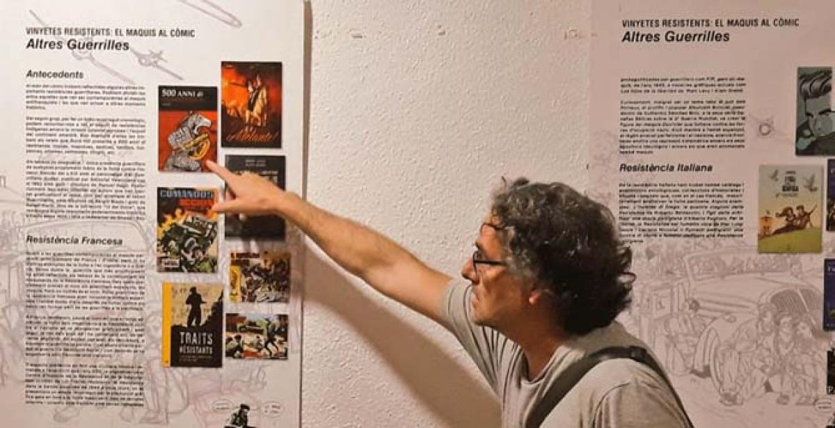 Paco Collado, coordinador de l'exposició, explica un dels panells de la mostra