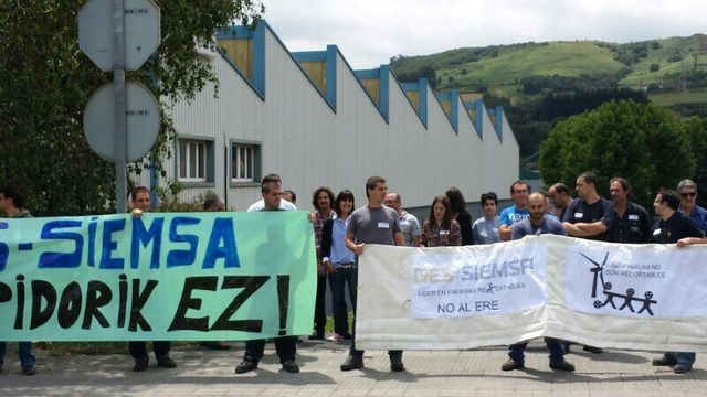 Foto de archivo. Concentracin de julio de 2014 contra el ERE de GES