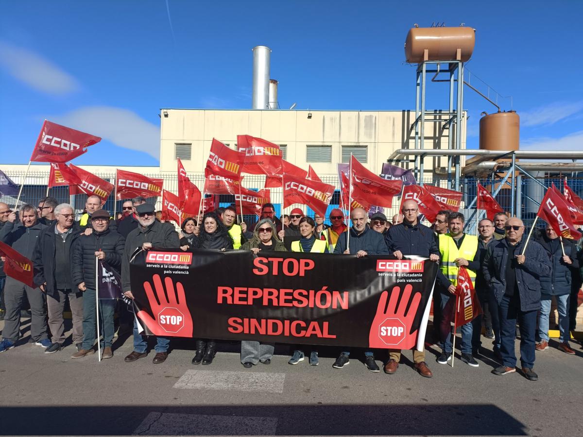 Concentraci de protesta davant la seu de l'empresa AMCOR d'Alzira