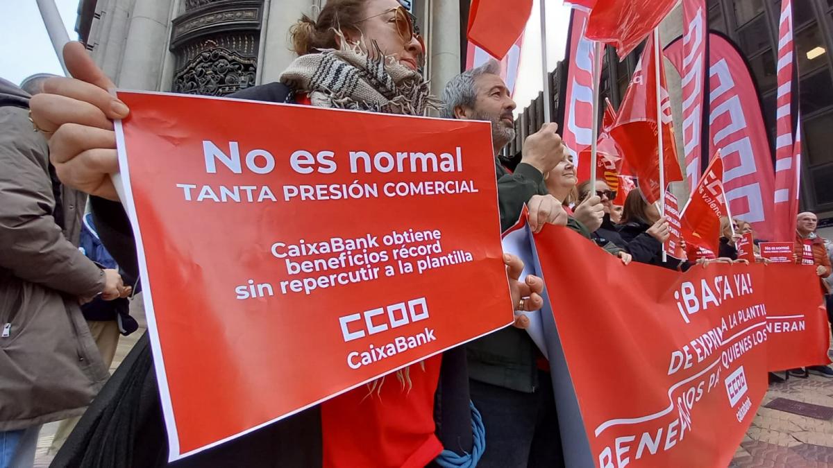 Concentración frente a la dirección territorial de la entidad en Valencia.