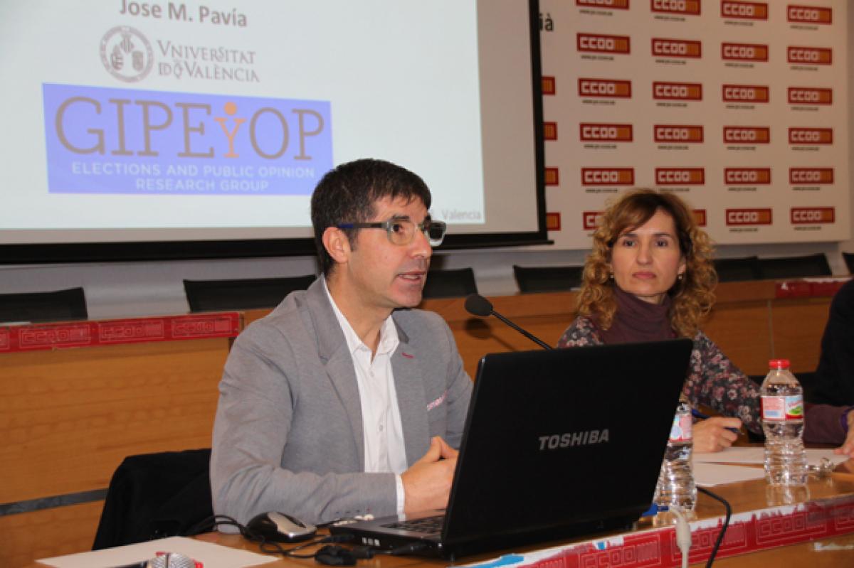 El ponente, Jose Manuel Pava, junto a la secretaria de Formacin Sindical de CCOO PV, Inma Martnez.