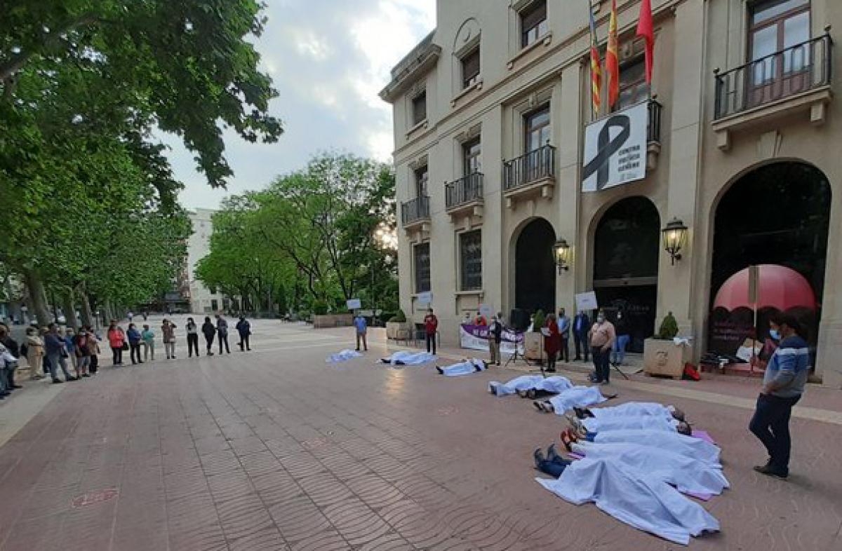 Concentració davant l'Ajuntament de Xàtiva